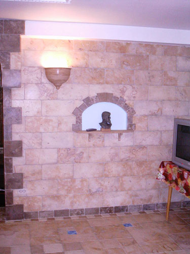 Стена с зажженным плафоном из камня