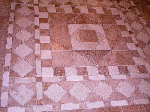 Мозаика на полу из квадратов и треугольников