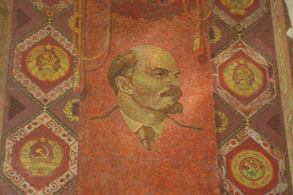 Центральная часть мозаичного триптиха станции Добрынинская. Портрет Ленина