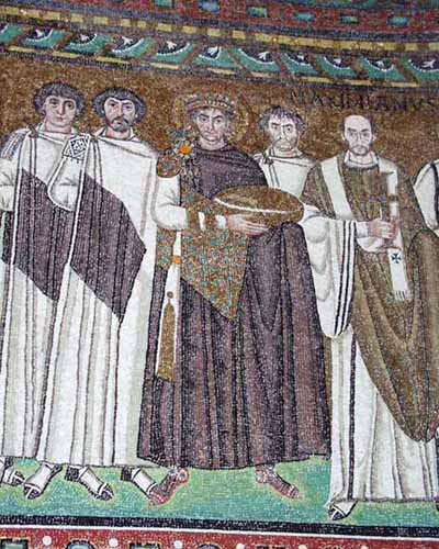 Император Юстиниан со свитой. Мозаика апсиды церкви Сан-Витале в Равенне